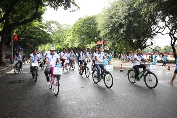 Hanoi cycling journey helps raise awareness on environment protection hinh anh 1