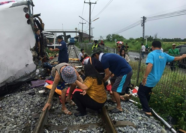 At least 17 killed in bus-train collision in Thailand hinh anh 1