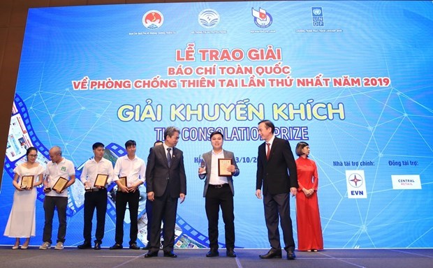 Awards honour outstanding press works in disaster prevention, control hinh anh 1