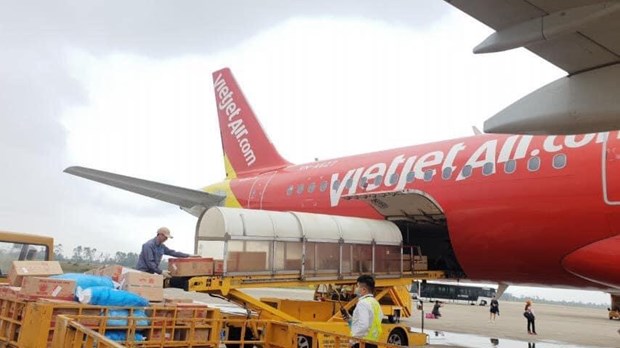 Vietjet donates 10,000VND per ticket to people in central region hinh anh 2
