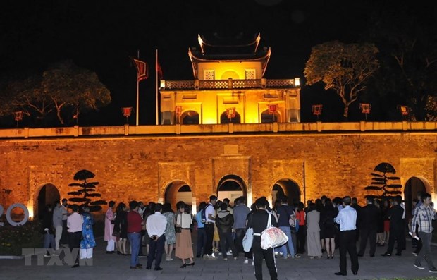 Evening tour to introduce visitors to the best of Thang Long Imperial Citadel hinh anh 1
