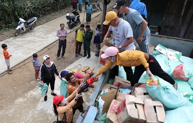 Urgent aid rushed to flood victims hinh anh 1