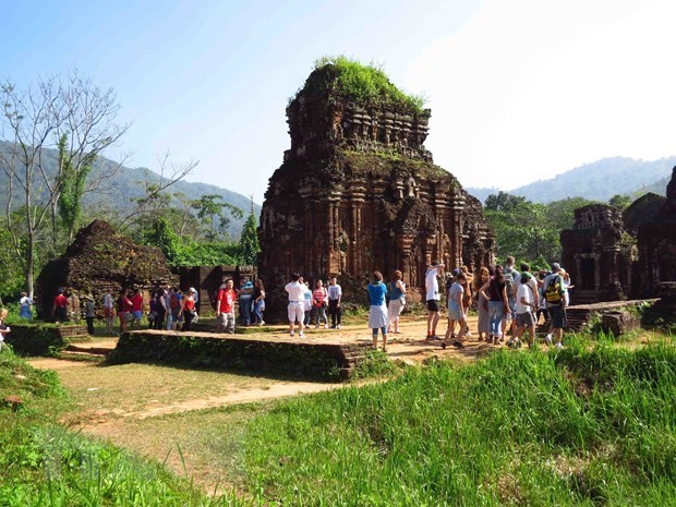 Vietnam welcomes over 3.8 million foreign tourists in 10 months hinh anh 1
