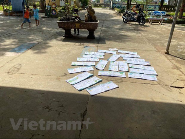 MoET offers warm support to flood victims in central region hinh anh 1