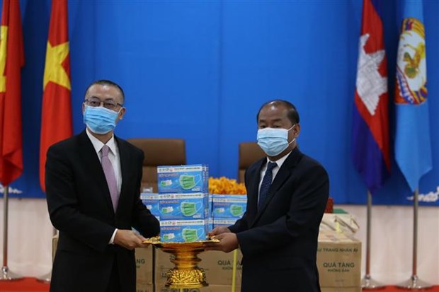 Face masks presented to Cambodian People's Party hinh anh 1