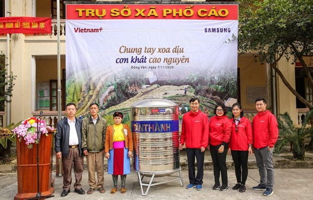 VietnamPlus e-newspaper presents water tanks to Ha Giang poor families hinh anh 1