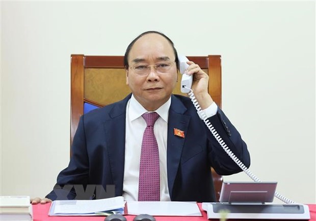 Vietnamese, Lao Prime Ministers hold phone talks hinh anh 1