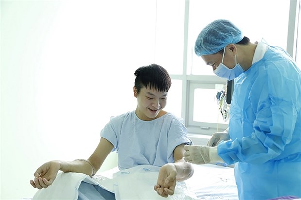 Hospital successfully performs double forearm transplant hinh anh 1