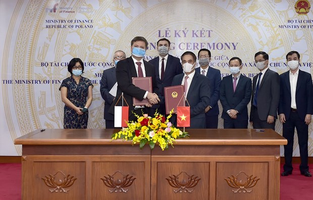 Vietnamese, Polish ministries sign MoU on finance cooperation hinh anh 1