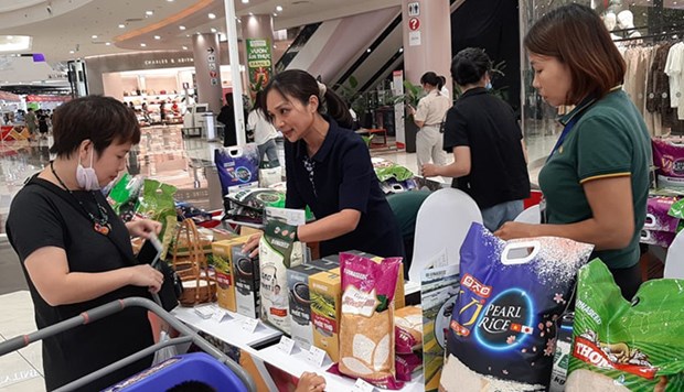100 stalls introduce farm produce at AEON Mall Ha Dong hinh anh 1