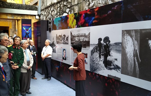 Photo exhibition on “Dien Bien Phu in the Air” victory held hinh anh 1