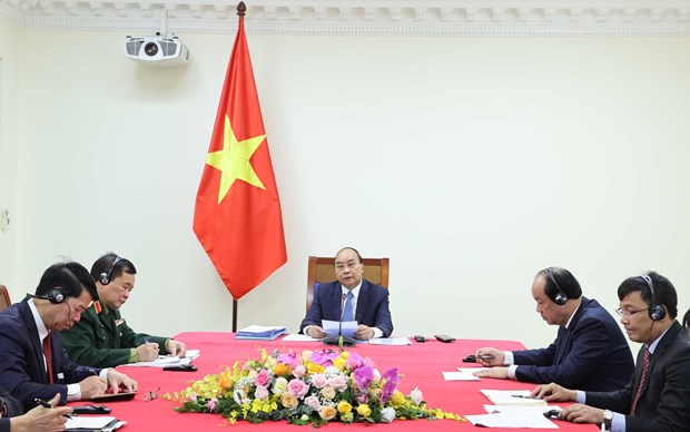 Vietnamese, Cambodian PMs hold online talks to intensify relations hinh anh 1