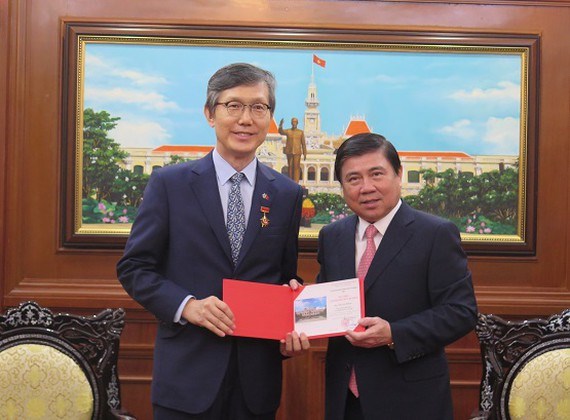 Consul General honoured for contributions to RoK-HCM City ties hinh anh 1