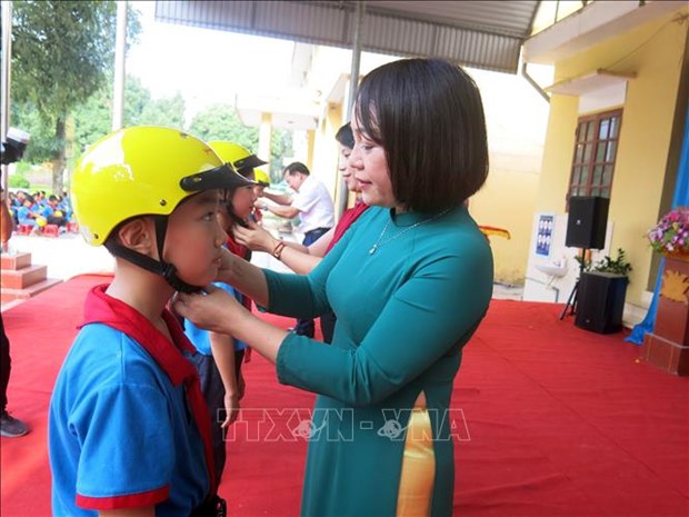 Helmets presented to students in Thai Nguyen hinh anh 1
