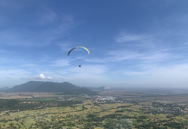 Paragliding show promotes An Giang province’s tourism hinh anh 1