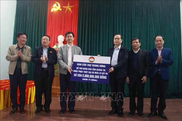 Front working delegation grants gifts to flood-affected people in Quang Binh hinh anh 1