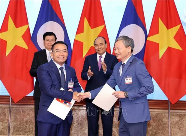 EVN signs MoU to buy electricity, develop power projects in Laos hinh anh 1