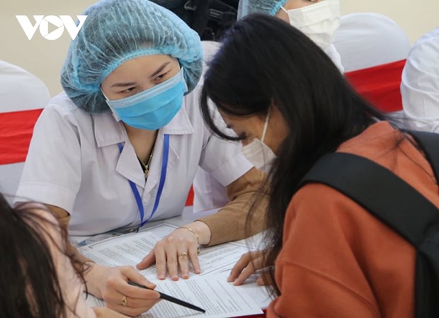 Around 200 people register for made-in-Vietnam COVID-19 vaccine trials hinh anh 1