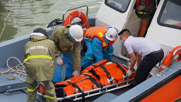 Four injured foreign sailors taken to Khanh Hoa for treatment hinh anh 1