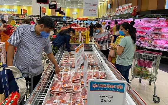 HCM City retailers seek to stimulate Tet demand hinh anh 1