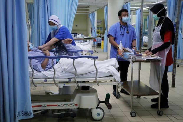 Malaysia’s healthcare system overloads as COVID-19 infections soar hinh anh 1