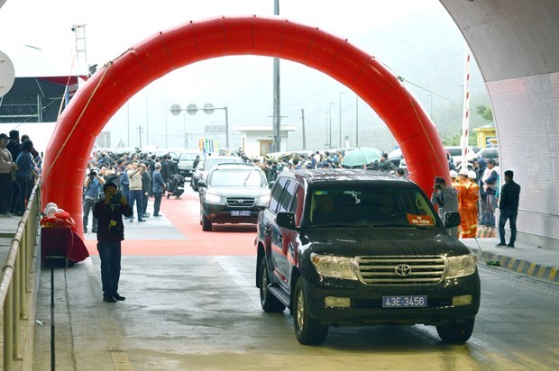Longest road tunnel in Southeast Asia open to traffic hinh anh 2