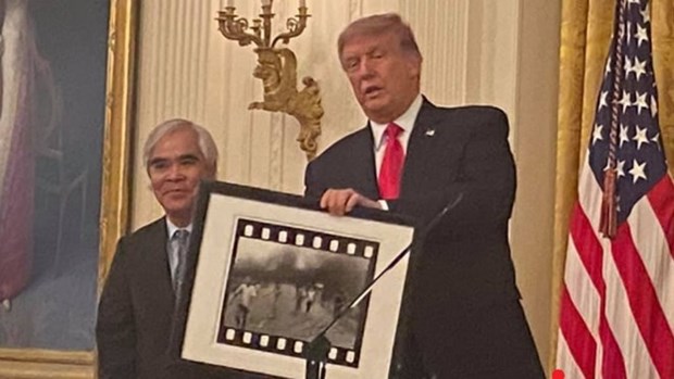 Photographer behind ‘napalm girl’ photo awarded US’s National Medal of Arts hinh anh 1