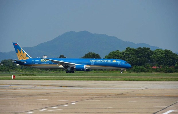 Airlines adjust flights due to bad weather in Hanoi hinh anh 1