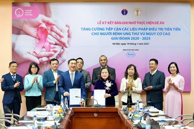 Partnership agreement on breast cancer treatment signed hinh anh 1