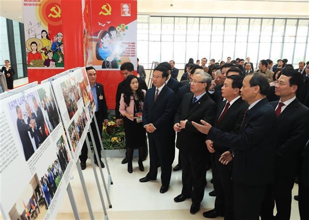 Photo exhibition held to celebrate 13th National Party Congress hinh anh 1