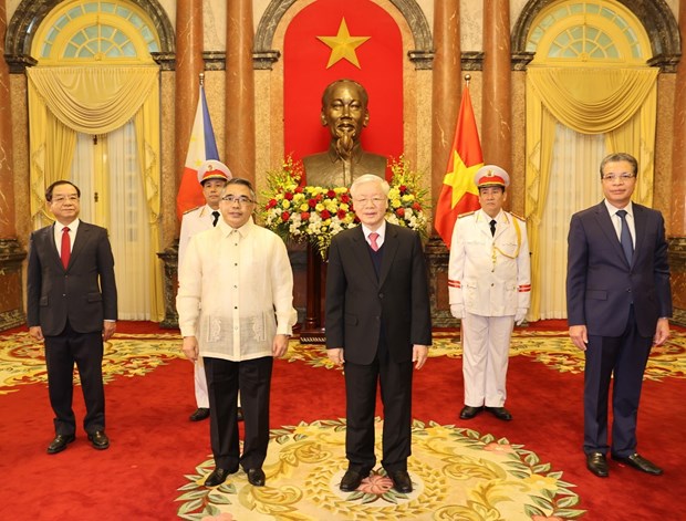 Top leader receives credentials of new ambassadors of Spain, Iran, Philippines hinh anh 3