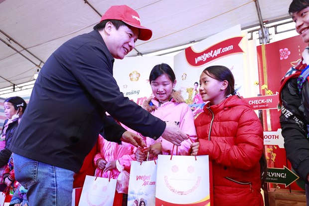 Vietjet’s programme gives minorities in Lao Cai warmer Tet hinh anh 1