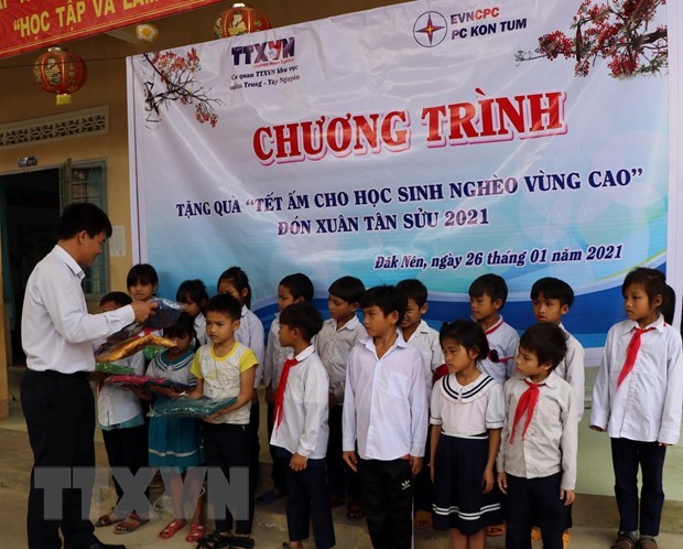Vietnam News Agency brings warmer Tet to poor ethnic children in Kon Tum hinh anh 1