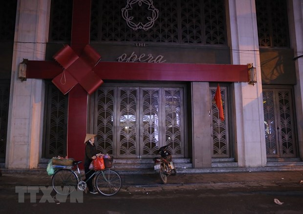 Hanoi closes karaoke parlors, bars in latest COVID-19 response hinh anh 1