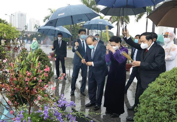 Party, State leaders pay tribute to President Ho Chi Minh hinh anh 3