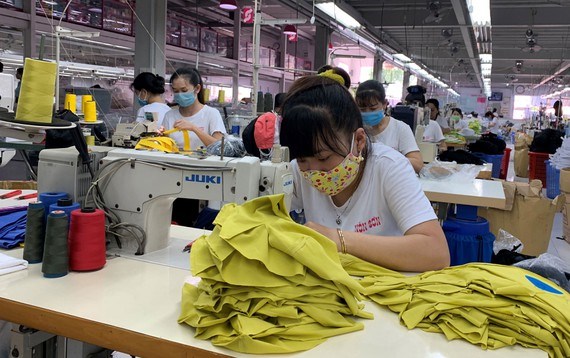 Factory workers ready to resume work after Tet hinh anh 1