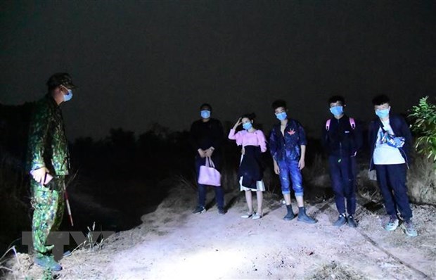 Binh Phuoc arrests five illegal Chinese immigrants hinh anh 1
