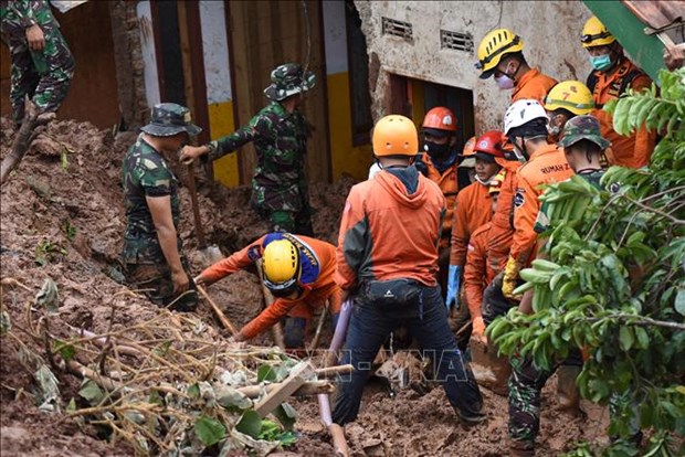 At least five killed, 70 missing after landslides in Indonesia’s gold mine hinh anh 1