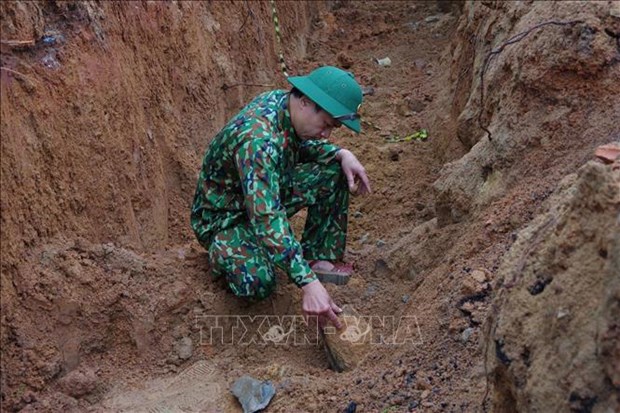 War-time bomb safely removed in residential area in Quang Binh hinh anh 1