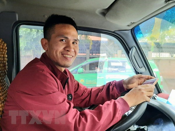 Driver hailed for saving falling baby hinh anh 1