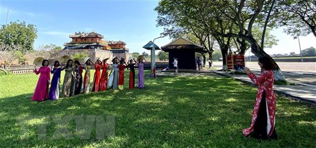 Visitors wearing ao dai to receive free entrance to Hue’s relics hinh anh 1