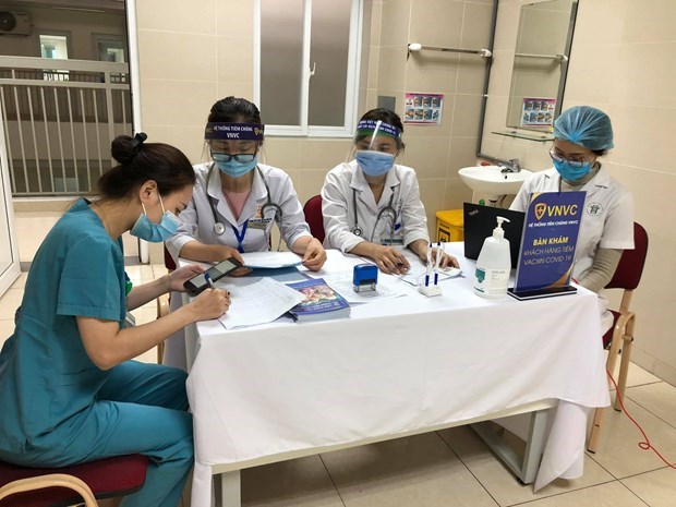 Hanoi begins COVID-19 vaccination hinh anh 1