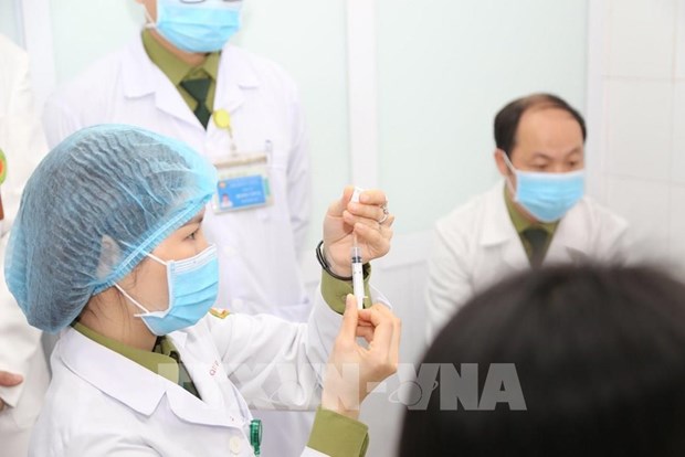 Vietnam completes first shots of Nano Covax in 2nd-stage human trials hinh anh 1