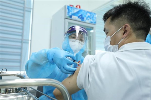 Vietnam makes inroads into COVID-19 vaccination coverage hinh anh 1