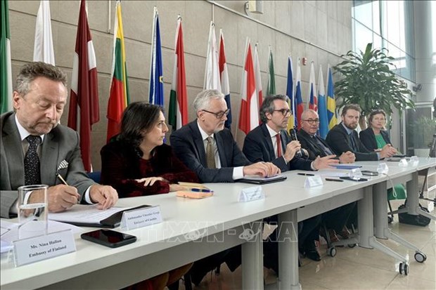 EU Ambassador affirms safety of AstraZeneca vaccine hinh anh 1