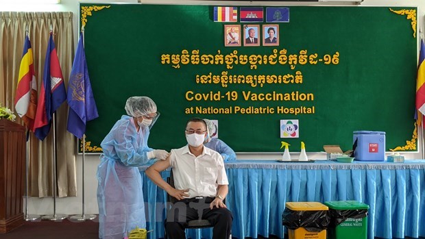 Foreign diplomats in Cambodia get COVID-19 vaccine shots hinh anh 1