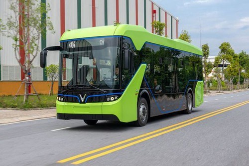 First VinGroup smart e-buses hit the streets hinh anh 1