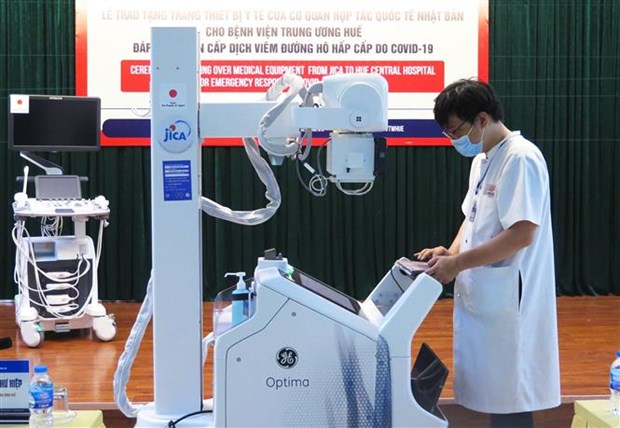Japan presents medical equipment to Hue Central Hospital hinh anh 1