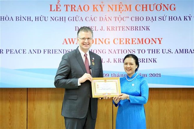 VUFO presents friendship insignia to US ambassador hinh anh 1