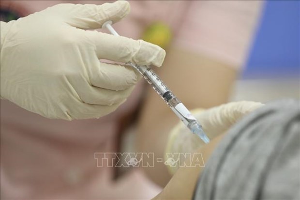 Health establishments capable of handling blood clotting from COVID vaccine: Expert hinh anh 1